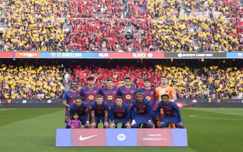 السر وراء ظهور لاعبي برشلونة بقمصان رونالدينيو قبل مواجهة رايو فاييكانو